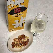 毎日の寝酒です この量で約100ml 当然他のお酒も飲みますがこの量の日本酒を飲み続けると真皮質のコラーゲン量が明らかに増えてきます ナッツは塩抜きです こっちは体感出来てませんが脳内の神経信号の伝達を良くする物質がナッツ類に豊富との事で毎晩軽く一握り