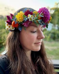 I love decorating cakes! When this bride asked me to extend the abundance  aesthetic she envisioned for the sweetheart table to the cake, I was like,  “say less.” Featuring locally grown blooms