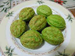 Ia mempunyai rasa yang lemak manis ini diperbuat dari kuning telur. Kuih Muih Tradisional