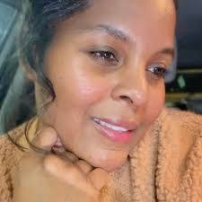 Carrie Davin's Instagram, Twitter & Facebook