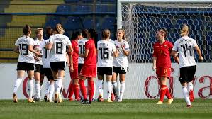 Die deutsche nationalmannschaft der frauen bekommt wohl eine neue übungsleiterin. Deutsche Frauen Nationalmannschaft Glanzlos In Montenegro Kicker