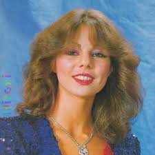 Ți-o mai amintești pe Sandra, cea mai sexy solistă a anilor 80? La 57 de  ani, artista e de nerecunoscut!