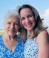 👉Qué gran sorpresa y talento en esta familia. No sabíamos que la talentosa  actriz cubana Amarilys Núñez es hija de la gran soprano María Eugenia  Barrios. ¡Qué orgullo! María Eugenia nunca recibió