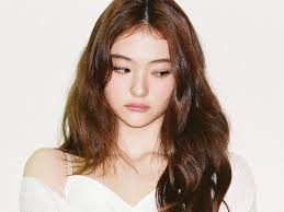 MEOVV Ella Sparks Mixed Reactions Following Her Appearance at a Luxury  Brand Event