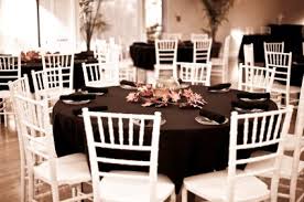 Love The Black Table Cloth With The White Chairs White Chairs Dark Table Black Tablecloth Chiavari Chairs