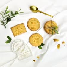 .personnalisés, chocolats personnalisés, nougats personnalisés, marshmallows personnalisés, guimauves personnalisées, calissons, sucettes et autres friandises et bonbons personnalisés. Cadeau D Invite Mariage Biscuit Personnalise Avec Prenoms Et Date Offrez Des Biscuits Personnali Mariage Personnalise Biscuit Personnalise Gateau Fait Maison
