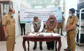 Namun, yang jarang mendapat sorotan adalah bagaimana program ini juga memengaruhi seminar yang diadakan atas kerja sama antara fakultas farmasi ugm dengan pt dexa medica, pt sido muncul, pt kimia farma dan pt. Menumbuhkan Harapan Palapapos