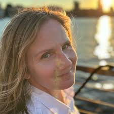 What kind of bird builds a nest in a bluebird feeder in Harford County, MD?