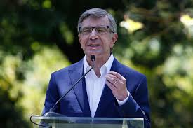 De todas formas, lavín aclaró que aquello debe ser aprobado, pese a que las figuras ya se están haciendo. Lavin Al Anunciar Su Carrera Presidencial Quiero Unir Y Sanar A Chile La Nacion
