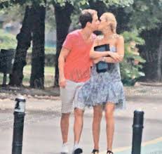 Acum e liniste, carol doarme, tata doarme si el si mama are timp de o poza si o cafea buuuuna!. Pro Tv Diana Dumitrescu Intr O Noua Relatie Dupa Divort Iubitul Ei Este Actor Foto