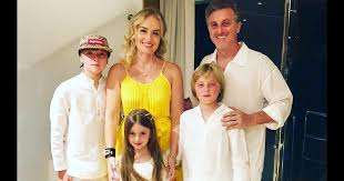 Luciano huck foi filmado em um momento de diversão com a família em angra dos reis, na costa verde.… Luciano Huck Comprou Um Barco Luxuoso Avaliado Em R 30 Milhoes Onde Passa O Reveillon Com A Familia E Curte Momentos De Lazer Com Amulher Angelica E Os Tres Purepeople
