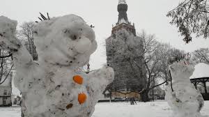 Sommige scholen besloten daarom om geen les te geven en iedereen weer naar huis te sturen. Code Oranje Ingetrokken Morgen Mogelijk Code Rood Brabant Bedekt Onder Laag Sneeuw Verkeer Slibt Dicht In Zuiden Sneeuw In Brabant Bd Nl