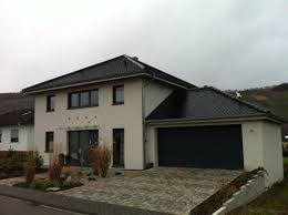 Einfamilienhaus Mit Garage Biberschwanzdeckung Durch Die Ludes Gmbh In Leiwen 54340 Dachdecker Com Fassade Haus Haus Baustil