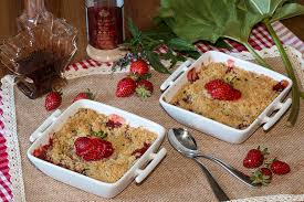 Crumble Rhubarbe Et Fraises Au Sucre Et Sirop D Erable En 2020 Fraises Au Sucre Crumble Rhubarbe Recette Crumble