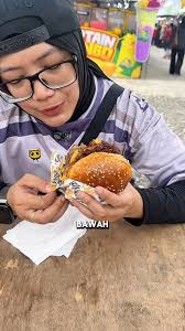 Aku tertarik sebab patty dia tebal 😂 📍 Isaac Burger Jalan Meranti, Taman  Impian Ehsan, Seri Kembangan. Adik yang buat burger tu kata pukul 4.30 ptg  dah buka
