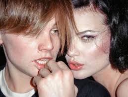 Leonardo DiCaprio dan Shalom Harlow di parti makan malam Versace pada tahun  1995 : r/OldSchoolCool