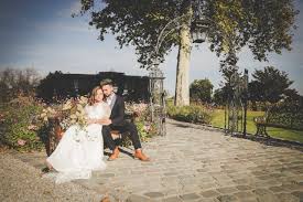 Couple De Mariee Sur Un Banc Promenade Dans Les Jardins Du Chateau Pape Clement Romantique En Nouvelle Aquitaine Photographe Mariage Mariage Photo De Mariage