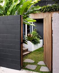 Un Pequeno Jardin Tropical Con Plantas De Bajo Mantenimiento In 2020 Tropical Garden Design Small Tropical Gardens Modern Garden