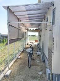 屋根付き自転車小屋にタイルを設置してカッコよくアレンジ フレームdiyラボ 自転車小屋 小屋 ベランダ ウッドデッキ