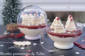 Boule De Noel A La Mousse De Litchis Coulis De Framboise Meringues Sapins A La Rose Dessert Noel Boule Coulis Framboise Boule De Noel