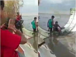 Jatuhnya pesawat sriwijaya air sj 182 kembali menambah daftar kecelakaan pesawat di indonesia. Puing Pesawat Terdampar Di Pantai Diduga Milik Air Asia Yang Jatuh Pada 2014 Lalu Indozone Id
