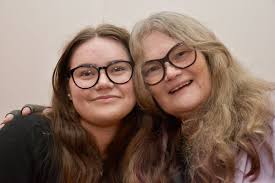 Elevernas krogshow drog fullt hus