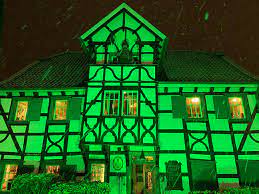 auf initiative des langenfelder partnerschaftskomitees das haus arndt erstrahlt zum st patrick in irischem grun langenfeld rheinland