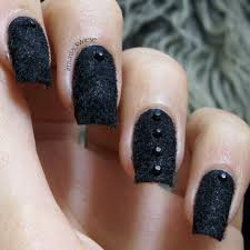 Mattes nageldesign mit strasssteinen und nagellack in rosa falls sie sich für ein zartes nageldesign entschieden haben, werfen sie einen blick auf diese kreative idee. Matte Gelnagel Schwarz Grau Matte