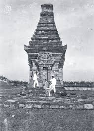 Potret Orang Orang Eropa Di Kompleks Candi Penataran Blitar Jawa Timur Kira Kira 1927 Candi Indonesia Sejarah