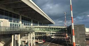 Chiuso l'aeroporto di catania a seguito dell'eruzione dell'etna e del vento che, secondo la domani, su disposizione della prefettura di catania, l'aeroporto di catania sarà chiuso al traffico dalle 8.00. Aeroporto Catania Chiuso Settore Spazio Aereo Previsti Disagi E Ritardi Radio Una Voce Vicina