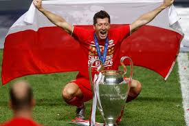 Grzegorz krychowiak is a center defensive midfielder from poland playing for lokomotiv moskva in the rest of world. Robert Lewandowski Doceniony W Pilkarskiej Grze Zobacz Jak Zostal Oceniony W Fifa 21 Super Express