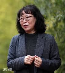 우수영 성곽 북문 쪽에 전두환 지시로 1982년 군부대에서 관정 팠다는 내용의 동판과 관정 아직도 이순신 명량해전 유적지 해남 우수영에 반란수괴 범죄자 전두환 흔적우수영 성곽 북문 쪽에 전두환. ì „ë'í™˜ ì •ê¶Œì˜ ì•¼ê°„í†µí–‰ê¸ˆì§€ í•´ì œ ê°œë°©ê³¼ ìžìœ¨ë¡œ í¬ìž¥í•œ ì‹œê°„ í†µì¹˜ ê²½í–¥ì‹ ë¬¸