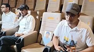 उदयपुर फाइल्स: पिता की तस्वीर लेकर फिल्म देखने पहुंचे कन्हैयालाल के बेटे, थिएटर में सुरक्षा के कड़े इंतजाम - Lalluram