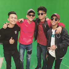Mungkin kau tak pernah sedar bukalah mata dan dengar dengarkan lagu ku ku cuba untuk lepaskan luahan hati ini ku disakiti namun jua kau sedar kau tersakiti. Biodata Ismail Izzani Penyanyi Lagu Sabar Azhan Co