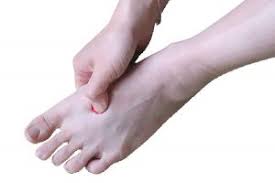 Planches des points d'acupression situés sur les pieds, les mains, le visage, les oreilles. Point Lv3 Ce Point D Acupression Peut Traiter L Insomnie Et De Nombreux Maux Therapeutes Magazine