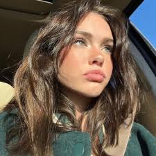 Lara Gracia (@laragracia)