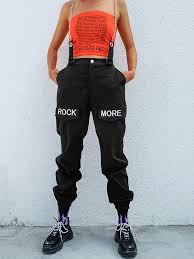 Sie hat seitliche taschen und einen bund zum schnüren. Schwarz Rock More Schrift Kette Shoulder Strap Taschen Multiway Oversize Boyfriend Lange Latzhose Damen Mode Hose Unterteile