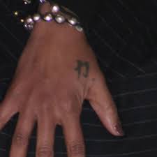 As wwd reports, on the cover of redbook however blige's tattoos are nowhere in sight. Mary J Blige S 5 Tattoos Meanings Steal Her Style
