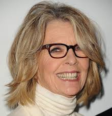 En effet c'est dans l'air du temps et vous pouvez en plus garder une certaine longueur sur le côté. Relooking Coiffure Femme 50 Ans Nos Idees De Looks Avec Lunettes