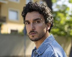 Intervista con Matteo Cirillo, protagonista del corto “Un bagaglio  leggero”: “Se senti l'urgenza di raccontare storie belle, vere, il nostro  mestiere diventa una missione”