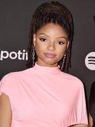 007”由黑人女性扮演？好莱坞捧有色人种，你怎么看？_百科TA说