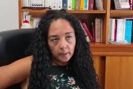 Que Manuela Calvo deje un tanto el micrófono y que agarre un libro"