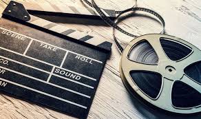 Niște indivizi inadaptați la societate sunt forțați să meargă la seral, cu foarte slaba speranță că vor reuși, în sfârșit, să ia și ei bacul. Comedia Night School Este Pe Primul Loc In Box Office Ul Romanesc De Weekend