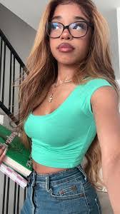 Deisy Andrade's Instagram, Twitter & Facebook