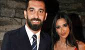 Futbolcu arda turan ile geçtiğimiz mart ayında dünyaevine giren aslıhan doğan turan, dudak dolgusu estetik merkezinde çektiği fotoğrafını paylaşan doğan sosyal medyada alay konusu oldu. Arda Turan In Esi Aslihan Dogan Dudak Dolgusuyla Estetigin Dozunu Kacirdi Haberler Spor