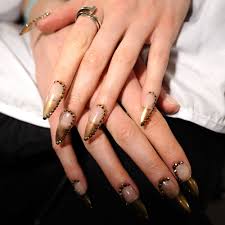49 Festive Christmas Nail Art Ideas 2020 Easy Holiday Nail Designs Allure From subtle nail polish colors to bold python print nail art, these are the biggest nail trends of 2020 according to two top nail the 5 biggest nail art trends to try in 2020.