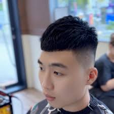 「凱撒，不只是古羅馬的事。」, 短瀏海俐落切線，側邊高漸層銳利收邊。, 不需要造型品也能帥一整天，, 不囉嗦，直接乾淨、有型、上頭。, 剪出街頭感,  📍 謙引髮則 , 📩 私訊開剪｜#凱撒頭 #高漸層 #謙引髮則 #百元理髮 #男士理髮