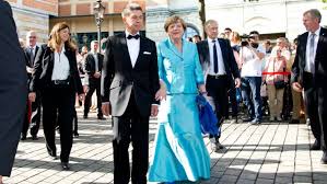 Agentur van ryck (vincent leifer). Auftakt Der Bayreuther Festspiele Der Fall Der Angela Merkel Erleuchtung Unterm Tisch