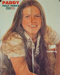 Wart ihr davon auch so genervt? Von diese Knicke im Poster, die man nie  raus bekommen hat 🤯😵‍💫😵🥴 Aber davon mal abgesehen-wie cute ist das  Bild 🥰 #thekellyfamily #paddykelly #michaelpatrickkelly #johnkelly  #patriciakelly #