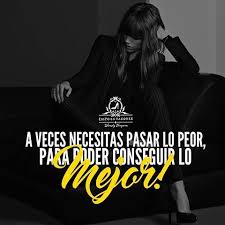 Mujer sentada en una acera. Pin En Asi Es